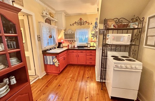 Eureka Springs Historic District House | Starry Night Cottage on Spring Street in Historic Downtown Eureka Springs!