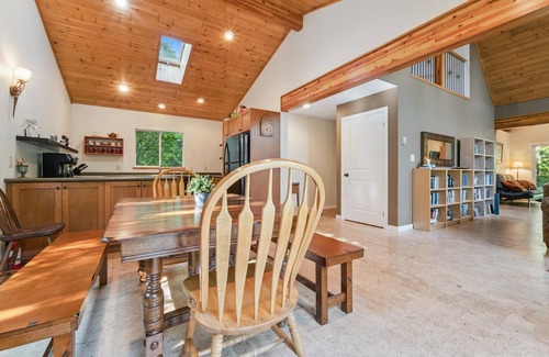 Tobermory Cottage | Starry Night - Private 35-acre Tobermory retreat with trails, open-concept living, and close to attractions.