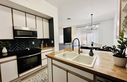 South Central Houston House | StarryNight @ Museum Park - Walk to Houston Museums, Hermann Park, Zoo & Dining!