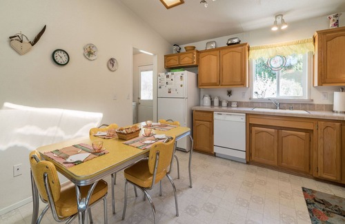 Squaw Valley House | StarryOaks Cottage on 15 Acres