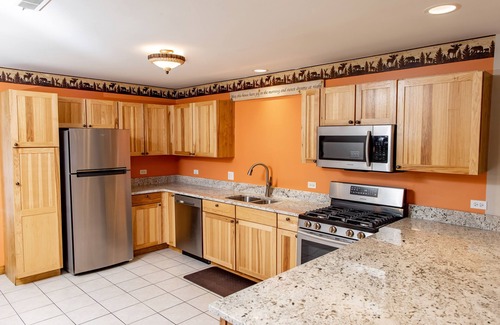 Oglesby House | Starved Rock Cabin Sleeps 9