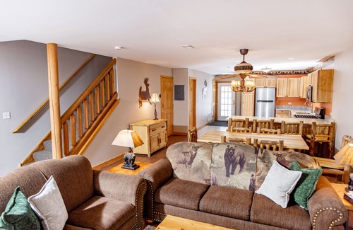 Oglesby House | Starved Rock Cabin Sleeps 9