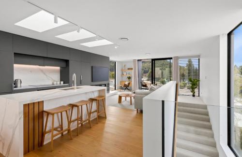 Lake Tekapo House | Station Bay Lodges - The Retreat