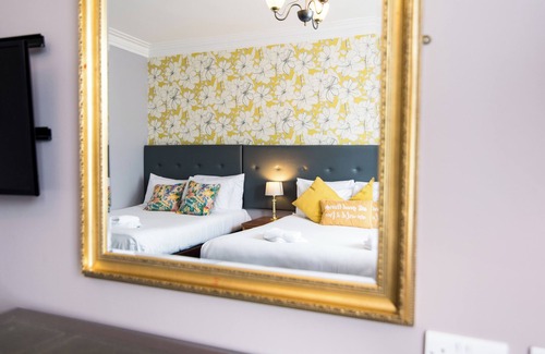 Beeston Hotel | Station Road - Contemporary 1bedroom Flat with 2 king beds & ensuite bath