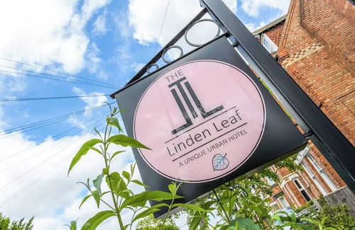Beeston Hotel | Station Road - Contemporary 1bedroom Flat with 2 king beds & ensuite bath