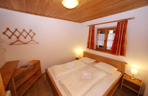 Hochkrimml Apartment | Staudi's ski hat Top8 in hat style right on the piste