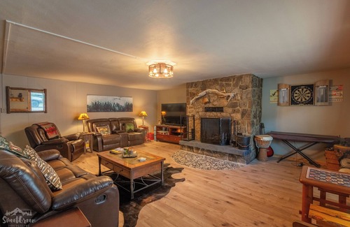 Idaho Springs House | Stay ahead of the traffic! Enjoy Hot Springs & Historic Downtown Idaho Springs