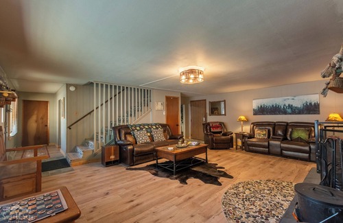 Idaho Springs House | Stay ahead of the traffic! Enjoy Hot Springs & Historic Downtown Idaho Springs