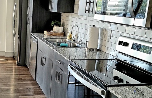Cherry Street Apartment | STAY AND PLAY ON CHERRY STREET
