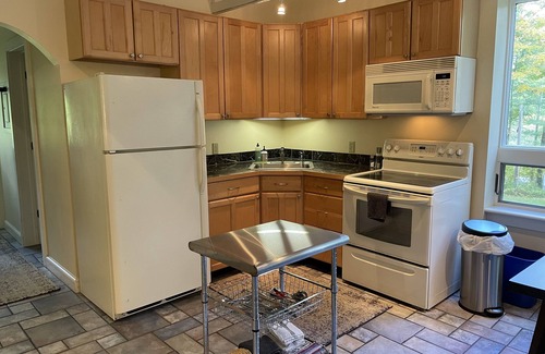 Monterey Cottage | Stay at Beaver Lodge!