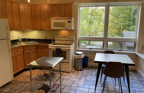 Monterey Cottage | Stay at Beaver Lodge!