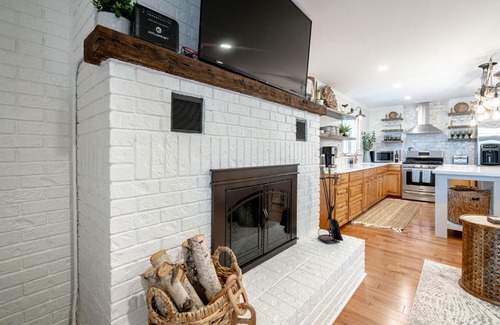 Leamington House | Stay at The Driftwood Lakehouse: Experience Comfort