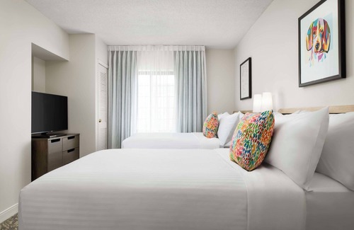 Thornhill Hotel | Stay Comfortably in a Pet-Friendly Suite with Swimming Pool Near Attractions