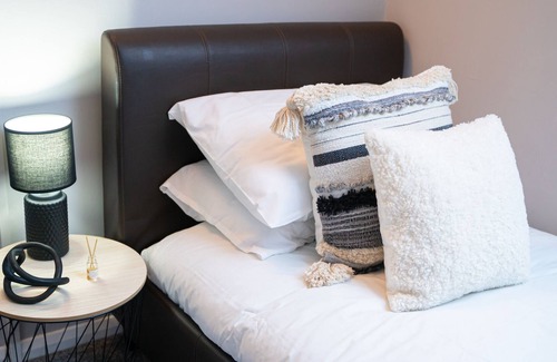 Tamworth House | Stay @ Cross Street Tamworth - 3 Bedroom House