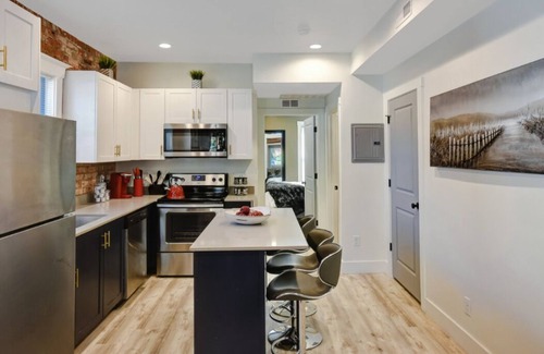 Central City Apartment | ✨Stay Here✨5 Minutes Downtown✨Comfy Foam Beds✨W&D✨