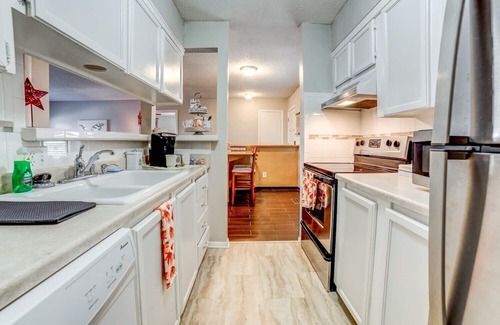 South Tulsa Condo | Stay in a classically designed apt near ORU, exercise trails, and restaurants!