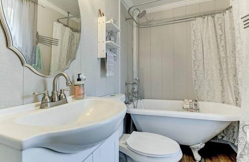 Victor House | Stay in a Historic Gold Mine Town w/Mountain Views