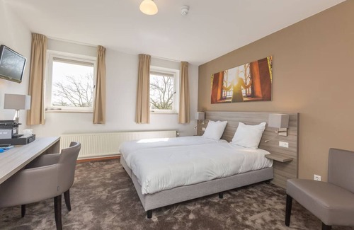 Deurne House | Stay in the Heart of Nature With Comfort All Around! Onsite Dining, Free Parking