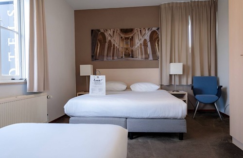 Deurne House | Stay in the Heart of Nature With Comfort All Around! Onsite Dining, Free Parking