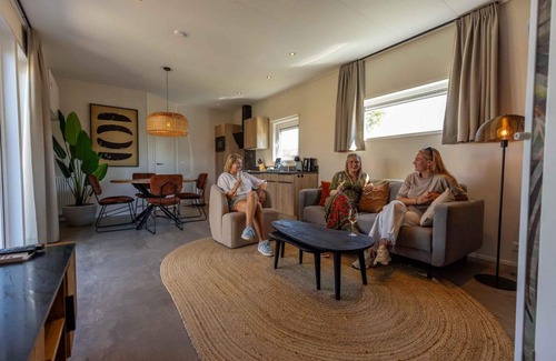 Nieuwvliet House | Stay in the modern and spacious Zonneweelde Lodge and be on the beach in no time