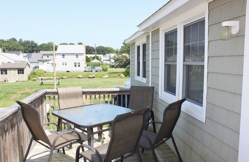 Old Lyme Cottage | Stay just steps away from a beautiful private beach in Old Lyme!