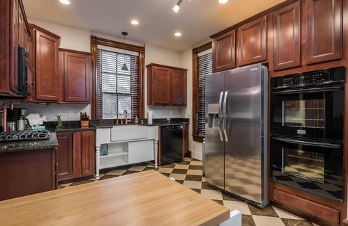 Highlands House | Stay on Broadway - Sleeps 10, Hot Tub, Walkable!