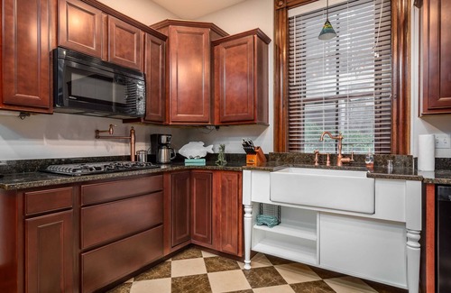 Highlands House | Stay on Broadway - Sleeps 10, Hot Tub, Walkable!