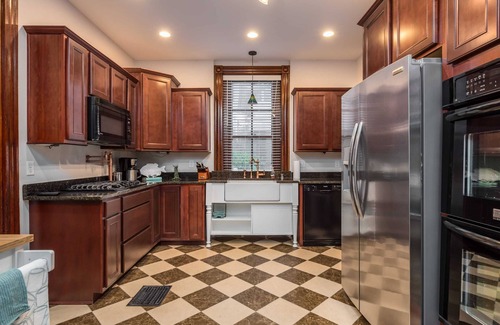 Highlands House | Stay on Broadway - Sleeps 10, Hot Tub, Walkable!