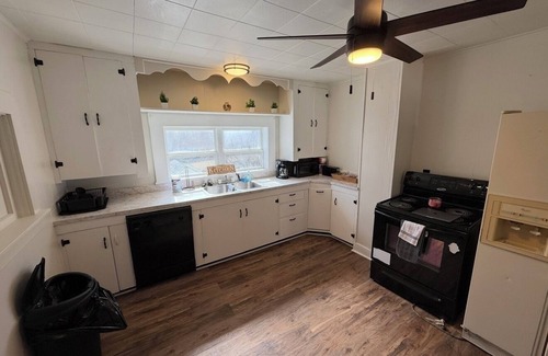 Eminence House | Stay On Main Street