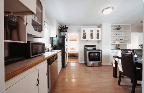 Montgomery Apartment | Stay & Play 1720 | Arcade Family Pets Yard Firepit
