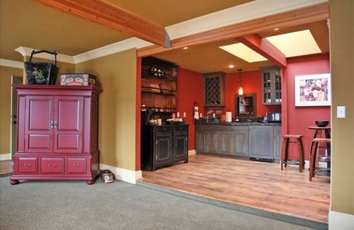 Carlton Apartment | Stay & Play Winery Loft #3 in Historic Downtown Carlton