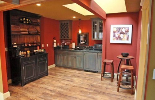 Carlton Apartment | Stay & Play Winery Loft #3 in Historic Downtown Carlton