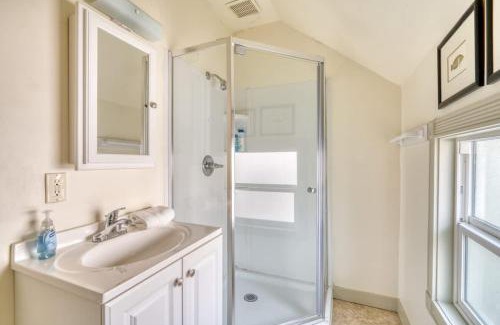 Buckman Neighborhood Apartment | Stay Portland - Sun-Filled Buckman Studio!