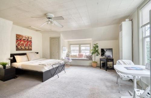 Buckman Neighborhood Apartment | Stay Portland - Sun-Filled Buckman Studio!