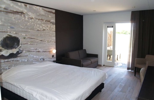 Renesse Hotel | Stay Steps Away From Stunning Greens in Cozy Manor - 3 Rooms