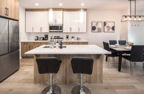 Lynnwood Ridge House | Stay Together 2 Units, Sleeps 16! FREE Banff Pass, Parking, Wine & Netflix!