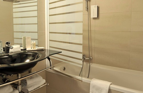 Weert House | Stay Where Cozy Meets Convenient — Dine, Rest & Explore!