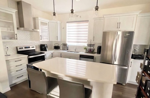Calgary House | Stay with Jay - Cozy Room Close to YYC Airport