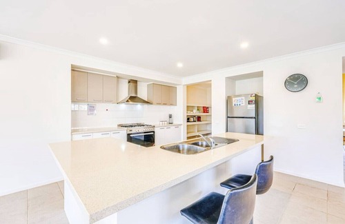 Point Cook House | StayAU 4BR Tranquil Family Escape House Point Cook