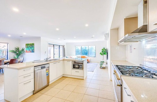 Point Cook House | StayAU 4BR Tranquil Family Escape House Point Cook