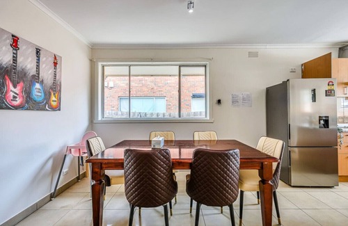 Chadstone House | StayAU Family-Friendly 3BR Getaway in Malvern