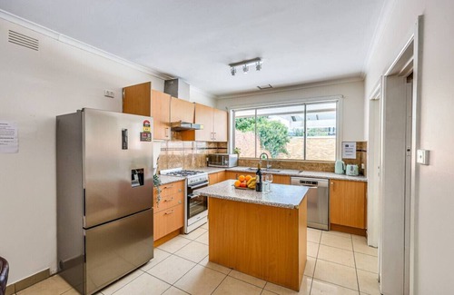 Chadstone House | StayAU Family-Friendly 3BR Getaway in Malvern