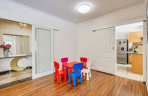 Chadstone House | StayAU Family-Friendly 3BR Getaway in Malvern