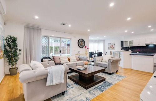 Sanctuary Lakes House | StayAU Family Group 6BR Oasis Sanctuary