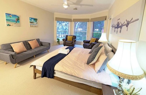 Heathcote Villa | StayAU Heathcote Vineyard Stay 5 BRM Villa with Pool BBQ