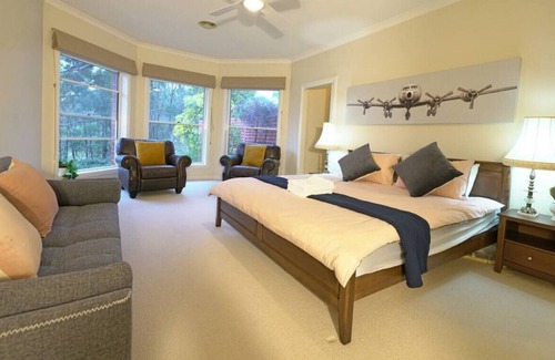 Heathcote Villa | StayAU Heathcote Vineyard Stay 5 BRM Villa with Pool BBQ