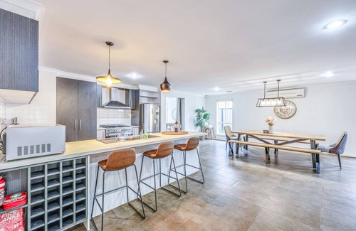 Derrimut House | StayAU Newly 8 Beds Spacious Home in Derrimut