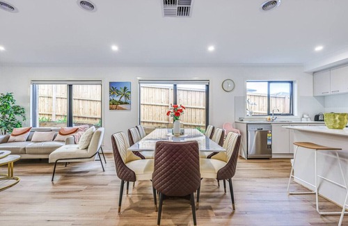 Officer House | StayAU Officer Newly 5BRM Homley Villa House