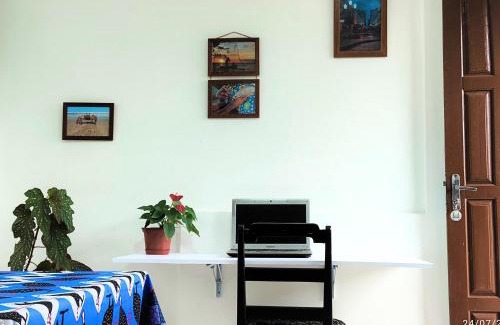 Rio Vermelho Norte House | StayBr Floripa - Studio Cravo e Canela - Aconchego e privacidade, ideal para casais, com cozinha completa, ar-condicionado, Wi-Fi, vaga de garagem, excelente custo benefício, lugar tranquilo entre as praias dos Ingleses e Moçambique