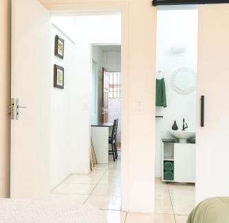 Rio Vermelho Norte House | StayBr Floripa - Studio Cravo e Canela - Aconchego e privacidade, ideal para casais, com cozinha completa, ar-condicionado, Wi-Fi, vaga de garagem, excelente custo benefício, lugar tranquilo entre as praias dos Ingleses e Moçambique